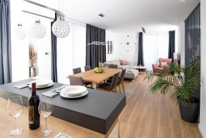 - une salle à manger et un salon avec une table et des chaises dans l'établissement Villa Godimento w heated pool, à Kučine