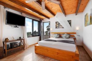 1 dormitorio con cama y ventana grande en Torre 5, en Costa Calma