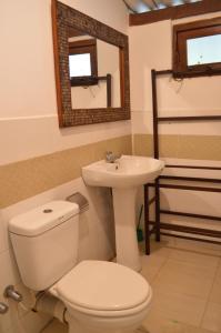 bagno con servizi igienici e lavandino di The Cottage at Galapitiyaya Estate for 6 a Haputale