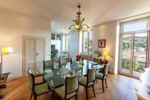 une salle à manger avec une table et des chaises en verre dans l'établissement Casa Lazzaretti, à Arcidosso