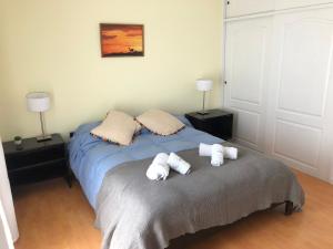 1 dormitorio con 1 cama con 3 almohadas en Departamento Mailin, en Puerto Madryn