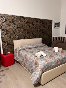 ein Schlafzimmer mit einem Bett mit zwei Handtüchern darauf in der Unterkunft B&B Appia Antica in Massafra
