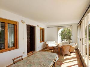 uma sala de estar com uma mesa e cadeiras num pátio em Villa Gaviota em Benissa