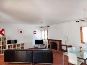 uma sala de estar com um sofá preto e uma mesa em Villa Gaviota em Benissa