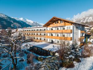 um hotel nas montanhas com neve no chão em Hotel Moarhof em Lienz