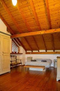 Una habitación con dos camas y techo de madera. en Il Gelsomino - Terrace Country House, en Pisano 25 fotos más
