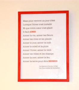 a picture of a poem in a red frame at Un jour d'été à Albi - Centre Unesco - 200 m Cathédrale - Parking - Animaux acceptés in Albi