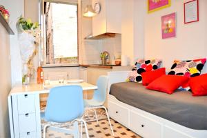 a small room with two beds and a desk in it at Un jour d'été à Albi - Centre Unesco - 200 m Cathédrale - Parking - Animaux acceptés in Albi