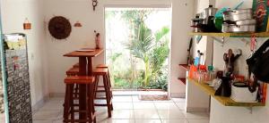 uma cozinha com uma porta aberta para uma cozinha com um balcão em La Perla em Pipa