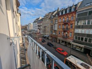 uitzicht op een straat met gebouwen en een rode auto bij Schönes Apartment Mitten in der Stadt III in Koblenz