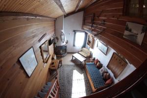 una vista aérea de una sala de estar en una casa en I Gonia Tis Linas, en Áyios Nikólaos