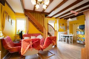 Saint-Paul-en-Gâtine的住宿－Au Cocorico，客厅配有沙发和两把椅子