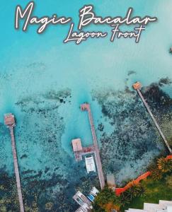 una vista aerea di un resort nell'oceano di Cabañas Hostal & Camping Magic Bacalar a Bacalar