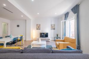 a living room with a couch and a table at Modern, Stylish Apartment with balcony in Valencia