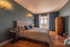 Un dormitorio con una cama grande y una ventana en Stylish Valletta Apartment With Spectacular Views en La Valeta