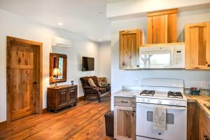 Il comprend une cuisine équipée d'une cuisinière. - un four supérieur à côté d'un salon dans l'établissement Columbia Falls Apt about 17 Mi to Whitefish Resort!, à Columbia Falls 17 autres photos