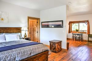 1 dormitorio con 1 cama y 1 mesa en Columbia Falls Apt about 17 Mi to Whitefish Resort!, en Columbia Falls