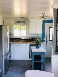 eine Küche mit einem Bootshaus-Schild an der Wand in der Unterkunft Beautiful Oceanview Retreat 2 Bedroom Home in Port Hadlock