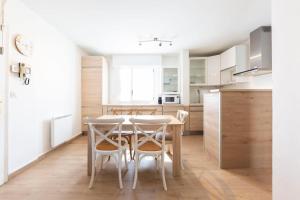 een keuken en eetkamer met een tafel en stoelen bij Paradise Cannes Center with Pool and Park VILLA LE LYS in Cannes