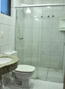 埃雷欣的住宿－Hotel Monet，带淋浴、卫生间和盥洗盆的浴室