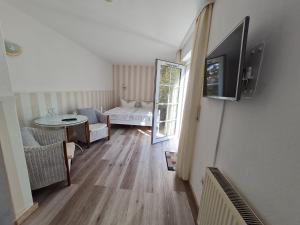 pasillo con sala de estar con sofá y TV en Pension Bergen, en Bergen auf Rügen