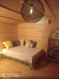 1 dormitorio con 1 cama en una habitación de madera en Chalet en colline, en Cornillon-Confoux
