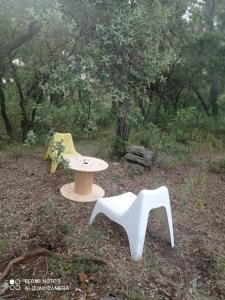 dos sillas y una mesa y una mesa y sillas en Chalet en colline, en Cornillon-Confoux