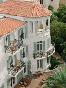 an aerial view of a white building with a gazebo at Hôtel & Spa Belle Plage in Cannes