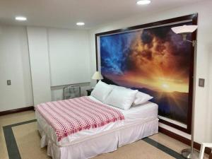 ein Schlafzimmer mit einem großen Wandgemälde in der Unterkunft Departamento Cerca a la Terminal del Sur MAG201 in Medellín