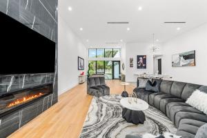 - un salon avec un canapé et une cheminée dans l'établissement Frenchie Luxury Design District Estate, à Miami
