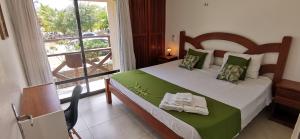 a bedroom with a bed and a large window at Peco Paradise Cumbuco Ap119 in Cumbuco