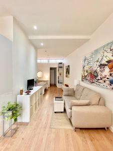 a living room with a couch and a table at El Apartamento de Trini en la Alameda in Seville