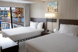 um quarto de hotel com duas camas e uma varanda em Florentine Family Motel em North Wildwood