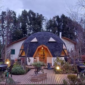 una gran casa en la cúpula con una terraza frente a ella en Tierra de Domos, en Villarrica
