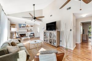 ein Wohnzimmer mit einem Sofa und einem TV in der Unterkunft Gulf Shores Serenity in Gulf Highlands