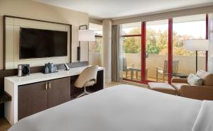ein Hotelzimmer mit einem Bett und einem TV in der Unterkunft Emory Conference Center Hotel in Atlanta
