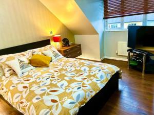 Een bed of bedden in een kamer bij Sensational 3-Bed Home Near Bluewater