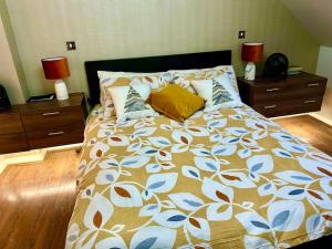 Łóżko lub łóżka w pokoju w obiekcie Sensational 3-Bed Home Near Bluewater