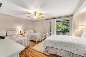 1 Schlafzimmer mit 2 Betten und einem Fenster in der Unterkunft Gulf Shores Serenity in Gulf Highlands