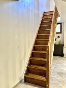 - un escalier en bois dans une chambre avec un mur dans l'établissement Duplex au coeur du village, à Les Mées
