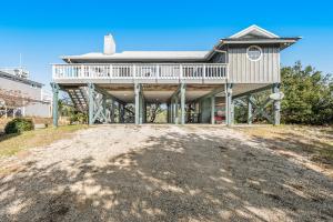 ein großes Haus auf einem unbefestigten Hügel in der Unterkunft Gulf Shores Serenity in Gulf Highlands