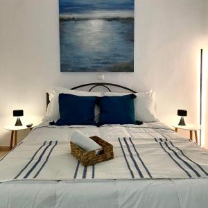Un dormitorio con una cama con una cesta. en FG Home Rental, en Xanthi