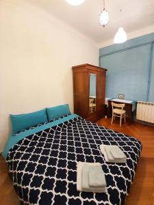 1 dormitorio con 1 cama en blanco y negro y escritorio en Casa Antica - Historical apartment in old city center, en Trieste