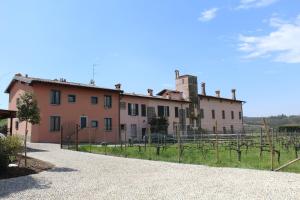 une grande maison avec une clôture devant elle dans l'établissement Appartamento Franciacorta, à Cazzago San Martino