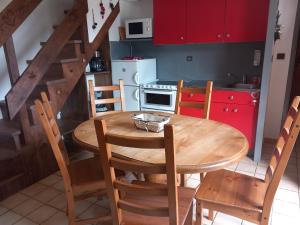 Kuchyň nebo kuchyňský kout v ubytování Chalet Lucie LE CHEVAL NOIR