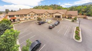 une vue aérienne sur un hôtel avec des voitures garées dans un parking dans l'établissement Magnuson Grand Pikes Peak, à Manitou Springs