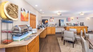 a large room with a counter and chairs and a kitchen at Magnuson Grand Pikes Peak in Manitou Springs
