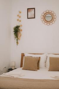 Cama o camas de una habitación en Cozy 2-Bedroom Boho-Themed Home