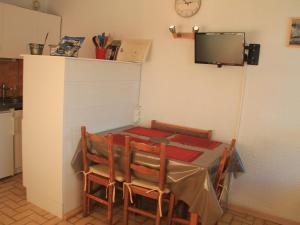 シャテルにあるStudio Châtel, 1 pièce, 3 personnes - FR-1-200-157のキッチン(テーブル、椅子、テレビ付)