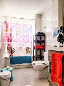 a bathroom with a toilet and a shower at Piso ideal con WIFI Parking y Desayuno in Murcia